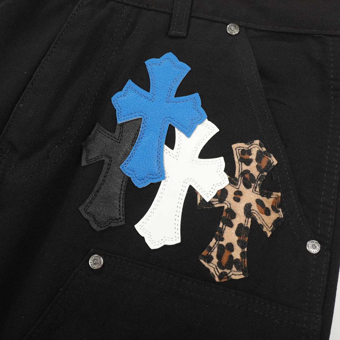 P280 ChromeHearts & ChromeHearts Patent Leather Spliced Blue White Leopard Print Cross Spliced Leather Straight Jeans Ceiling-Level Jeans Hard to Find at the Counter About Zangyin This is an extremely luxurious fashion brand that can also be called the aristocrat of the high street. It has always been an exclusive brand for some hipsters or the rich second generation. Compared with ordinary high streets, it is more luxurious and noble. Compared with luxury brands, it is more fashionable and individual. Top heavy industry fashion design has always been created in the high street luxury style. Speaking of this style, the Zangyin family and the GU family are definitely the leading representative brands. Especially the Zangyin family's creation of high-street style has really reached a state-of-the-art effect. The use of unique washed materials to create this style is already quite eye-catching. It is embellished with pink patchwork cross flowers, which cleverly highlights the brand's charm. Secondly, this style adopts a classic high-waist cut design, which highlights the long legs and fashionable temperament of the upper body. The brand is highly recognizable and the slim fit configuration is more suitable for daily wear. The personality will be fashionable and the specifications can be clearly interpreted. Needless to say, materials and craftsmanship. As an excellent craftsman brand, Zangyin’s requirements for details and craftsmanship are really perfect. The washed color of this model alone has gone through a lot of processes, not to mention the embellishment of denim appliqués. It is also purely handmade and sewn. Just like what they believe in, only handmade things have a soul. Only then does it have the meaning of dressing. A top-notch heavy-duty fashionable denim item. Size: 28/30/32/34/36 Waist: 69/74/79/84/89 Sitting: 97/102/107/112/117 Pants length: 102/104/106/108/110